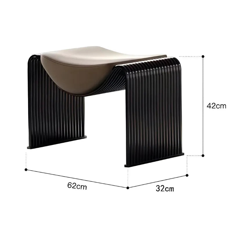 Banc de chambre en métal noir, luxe et minimaliste, style italien, par Maison Banc, design moderne et élégant.