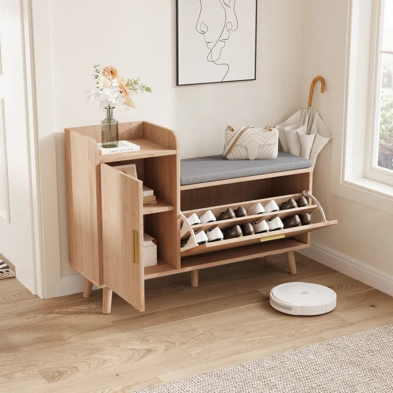 Banc à chaussures 2 en 1 avec assise confortable, style scandinave et moderne, en bois clair et tissu gris, dans une entrée.