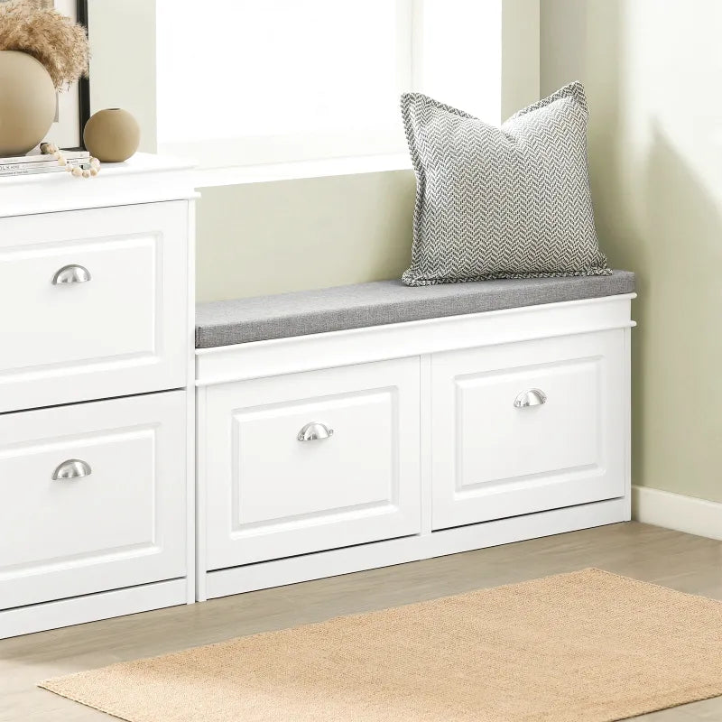 Banc à chaussures blanc au design scandinave avec assise confortable et espace de rangement compact, par Maison Banc