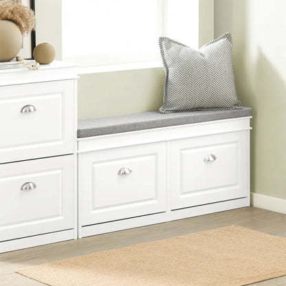 Banc à chaussures blanc au design scandinave avec assise confortable et espace de rangement compact, par Maison Banc