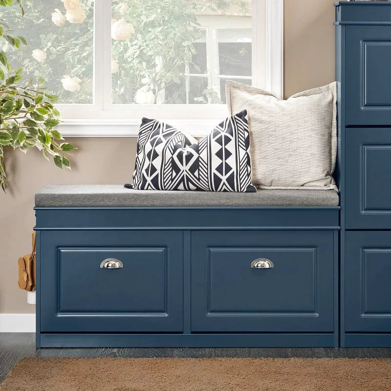 Banc à chaussures bleu de style scandinave avec assise et espace de rangement compact, conçu par Maison Banc