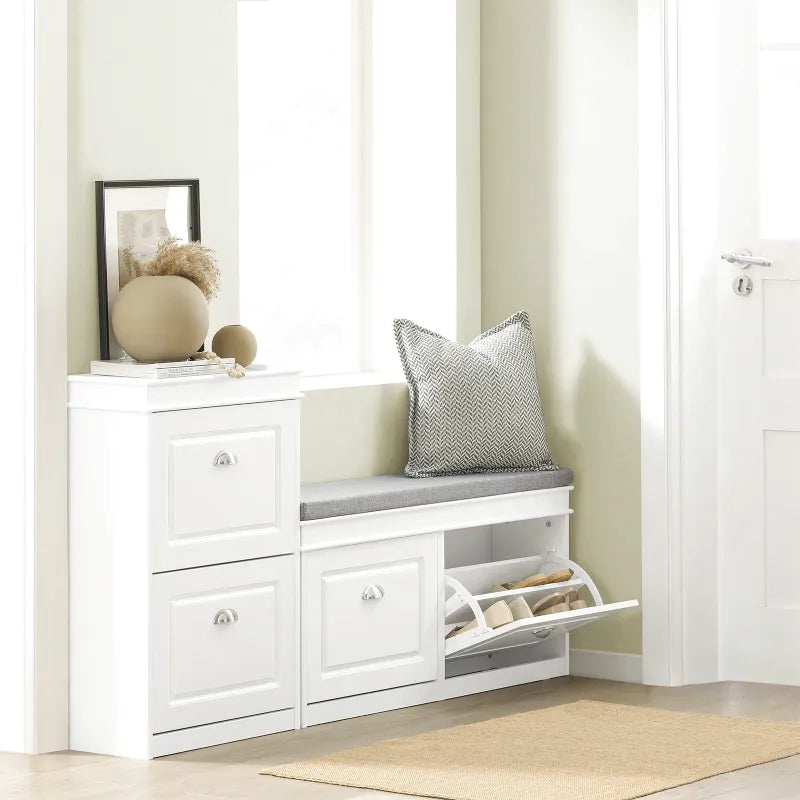 Banc à chaussures gris au design scandinave, avec assise confortable et espace de rangement compact, de la marque Maison Banc.