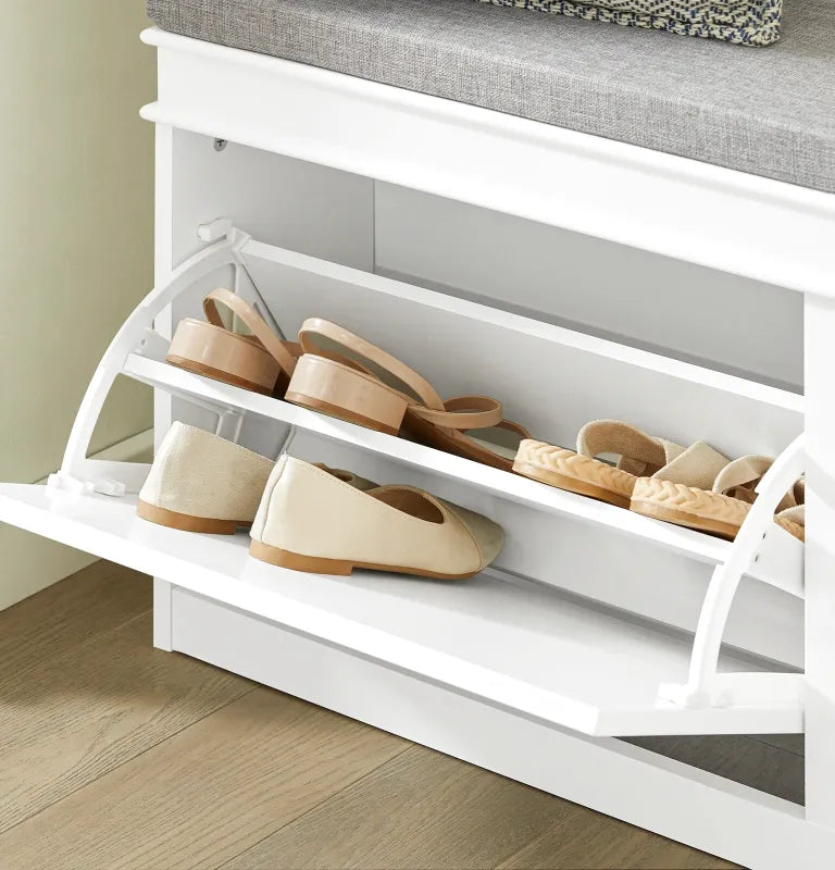 Banc à chaussures scandinave gris avec assise et espace de rangement compact, design moderne et fonctionnel.