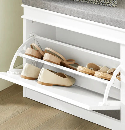 Banc à chaussures scandinave gris avec assise et espace de rangement compact, design moderne et fonctionnel.
