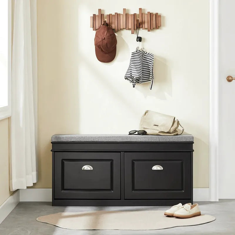 Banc à chaussures noir au design scandinave avec assise et espace de rangement compact, par Maison Banc.