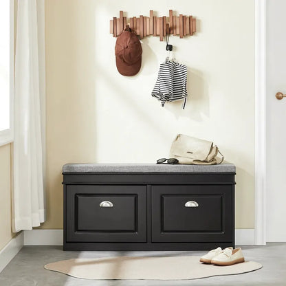 Banc à chaussures noir au design scandinave avec assise et espace de rangement compact, par Maison Banc.