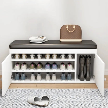 Banc à chaussures élégant en similicuir noir avec rangement en bois, conçu par Maison Banc, idéal pour entrée ou dressing.