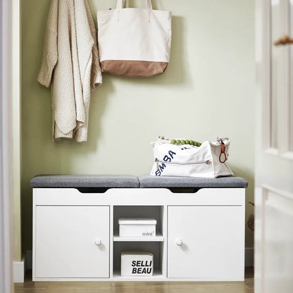 Banc à chaussures blanc avec rangement intégré et assise coussinée, design nordique, mobilier pratique pour l'entrée.