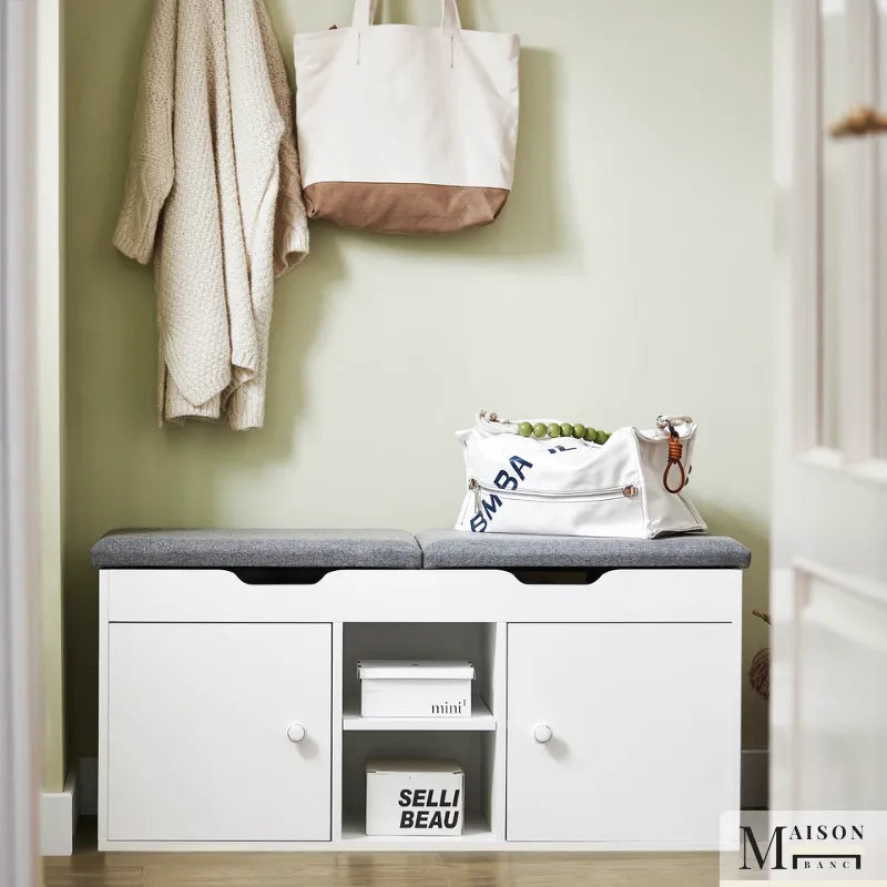Banc à chaussures blanc avec rangement intégré, design nordique et assise coussinée, idéal pour l'entrée ou le couloir.