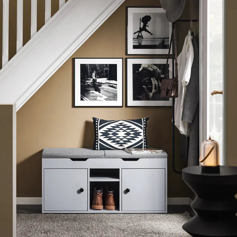 Banc à chaussures gris avec rangement intégré, design nordique, assise coussinée, parfait pour entrée ou salon.