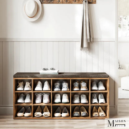 Banc à chaussures en bois rustique avec coussin beige, rangement élégant de 15 compartiments pour chaussures et accessoires.