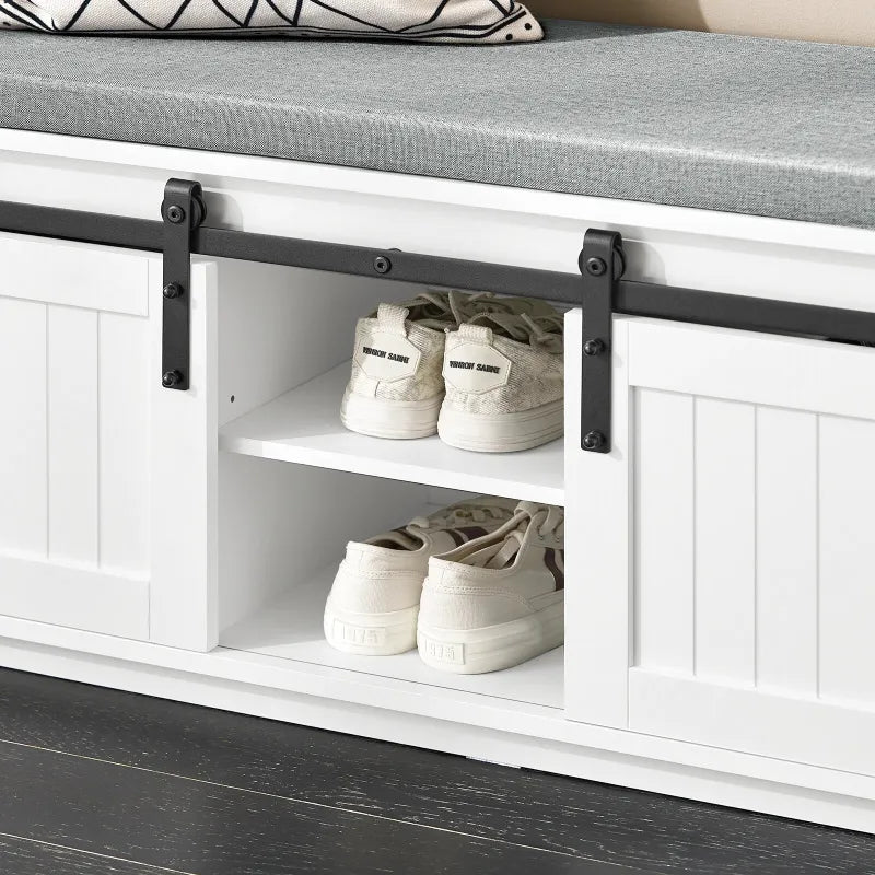 Banc à chaussures blanc au design scandinave avec assise confortable et rangement coulissant, parfait pour l'entrée.