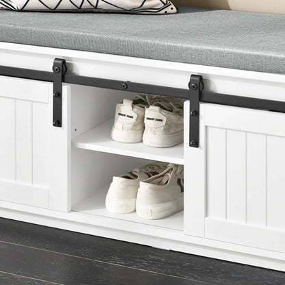 Banc à chaussures blanc au design scandinave avec assise confortable et rangement coulissant, parfait pour l'entrée.
