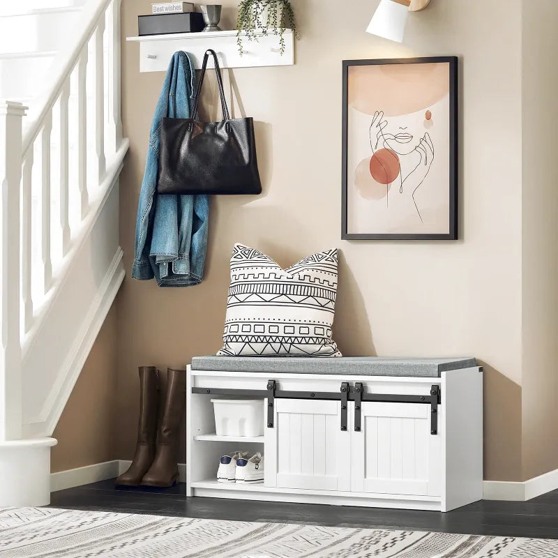 Banc à chaussures design scandinave blanc de Maison Banc avec assise confortable et rangement coulissant intégré.