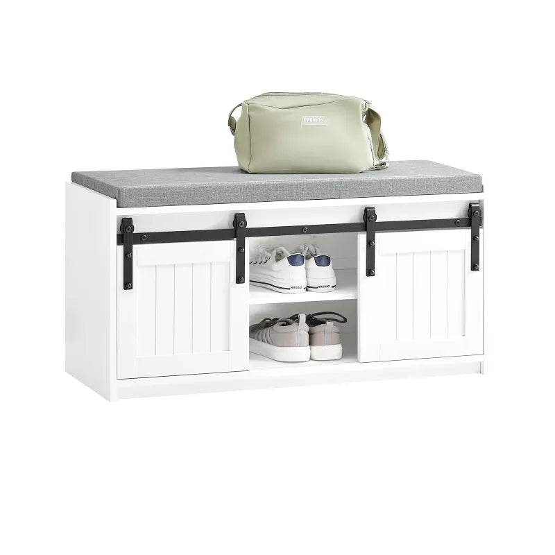 Banc à chaussures design scandinave blanc avec assise confortable et rangement coulissant, par Maison Banc.