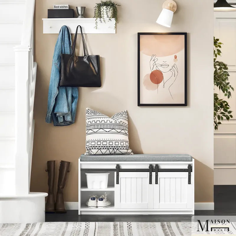 Banc à chaussures design scandinave blanc avec assise confortable et rangement coulissant, idéal pour l'entrée.