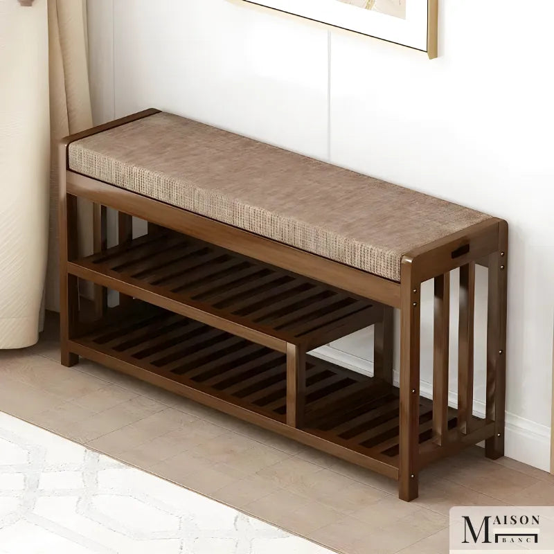 Banc à chaussures en bois massif minimaliste de Maison Banc, rangement design scandinave, avec surface lisse et pieds épurés.