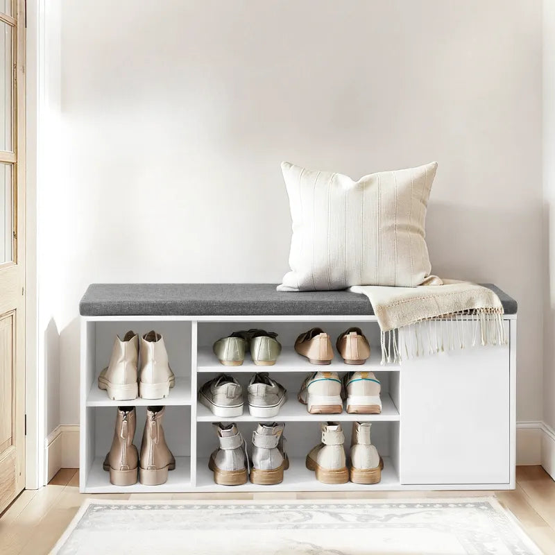 Banc à chaussures minimaliste avec assise rembourrée blanc neige et gris ardoise, moderne et décoratif, de la marque Maison Banc.