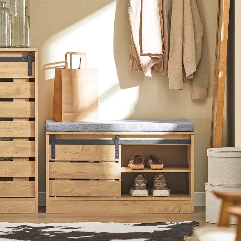 Banc à chaussures moderne Maison Banc avec porte coulissante en bois marron, design scandinave épuré pour l'entrée.