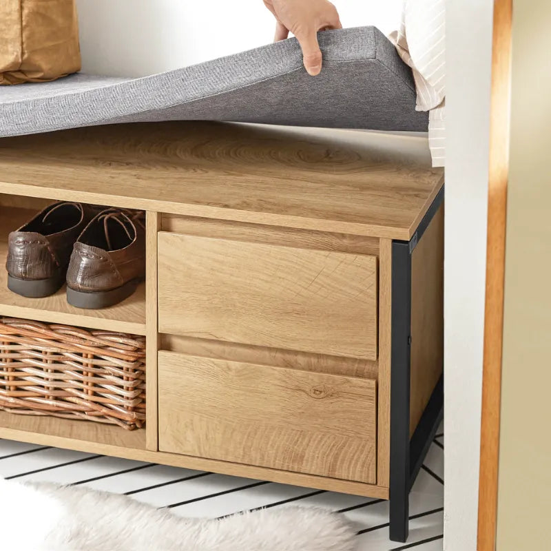 Banc à chaussures scandinave en bois naturel avec espace de rangement, design élégant et pratique.