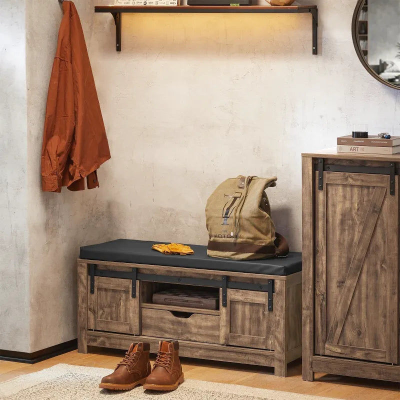 Banc à chaussures scandinave en bois naturel avec rangement et assise confortable, décoration intérieure élégante.