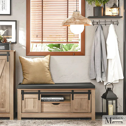 Banc à chaussures scandinave décoratif en bois naturel avec rangement et assise confortable, conçu par Maison Banc.