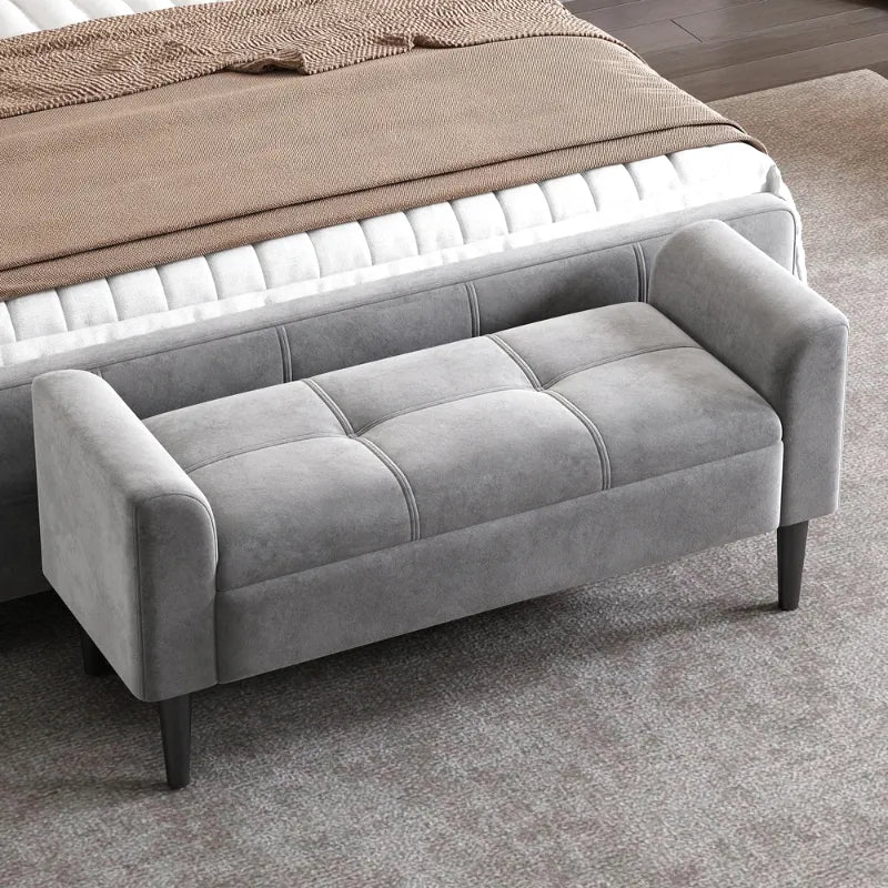 Banc de bout de lit capitonné avec accoudoirs, design décoratif minimaliste, en tissu gris clair, par Maison Banc.