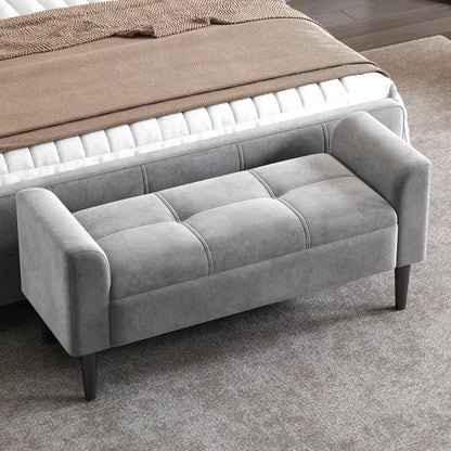 Banc de bout de lit capitonné avec accoudoirs, design décoratif minimaliste, en tissu gris clair, par Maison Banc.