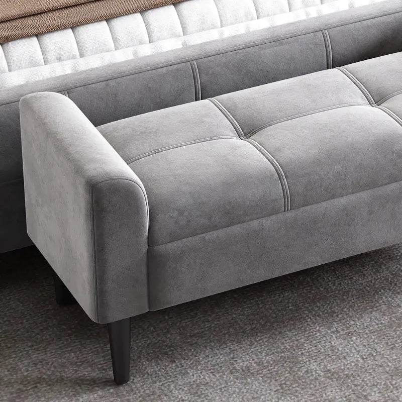 Banc de bout de lit capitonné avec accoudoirs en style minimaliste, design décoratif de la marque Maison Banc.
