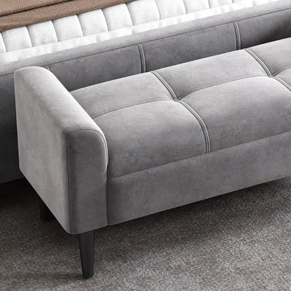 Banc de bout de lit capitonné avec accoudoirs en style minimaliste, design décoratif de la marque Maison Banc.