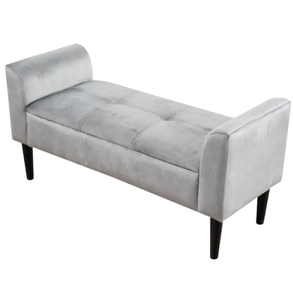 Banc bout de lit capitonné avec accoudoirs, design minimaliste et décoratif, par Maison Banc, en tissu beige élégant.