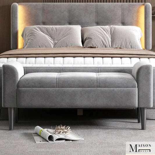 Banc bout de lit capitonné avec accoudoirs, design décoratif minimaliste, fauteuil d'appoint élégant par Maison Banc