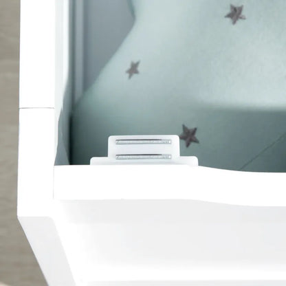 Banc coffre de rangement pour enfant blanc et gris, design scandinave moderne, en bois, avec coussin d'assise.