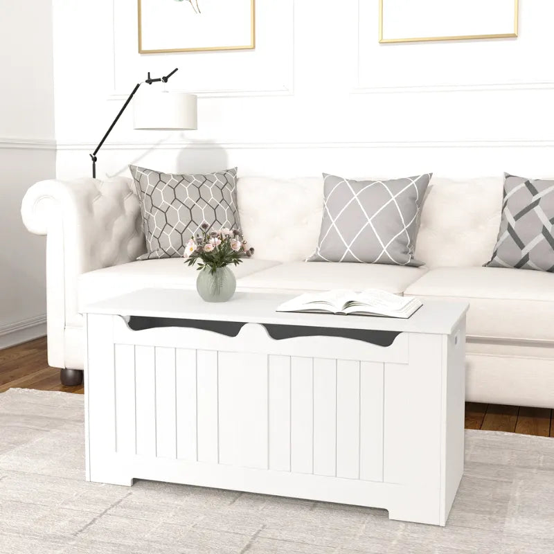 Banc coffre de rangement minimaliste en bois blanc de la marque Maison Banc, design épuré et élégant pour intérieur moderne.