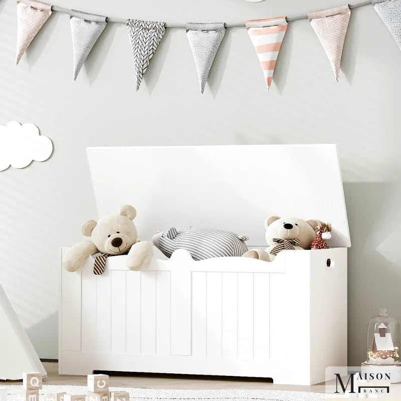 Banc coffre de rangement minimaliste en bois blanc avec design épuré, idéal pour le salon ou l'entrée.