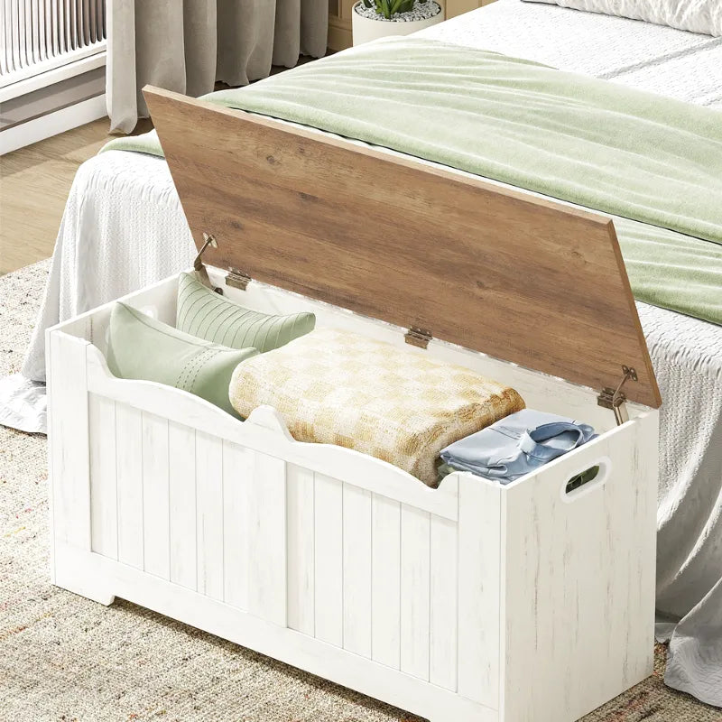 Banc coffre de rangement moderne blanc avec design minimaliste, idéal pour le salon ou la chambre, par Maison Banc.