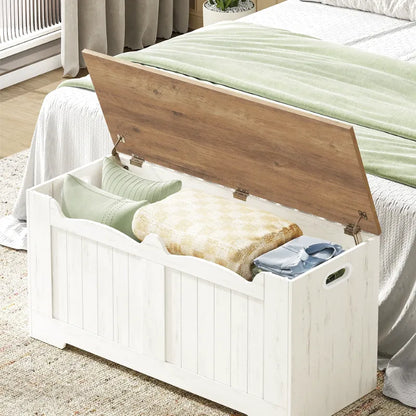 Banc coffre de rangement moderne blanc avec design minimaliste, idéal pour le salon ou la chambre, par Maison Banc.