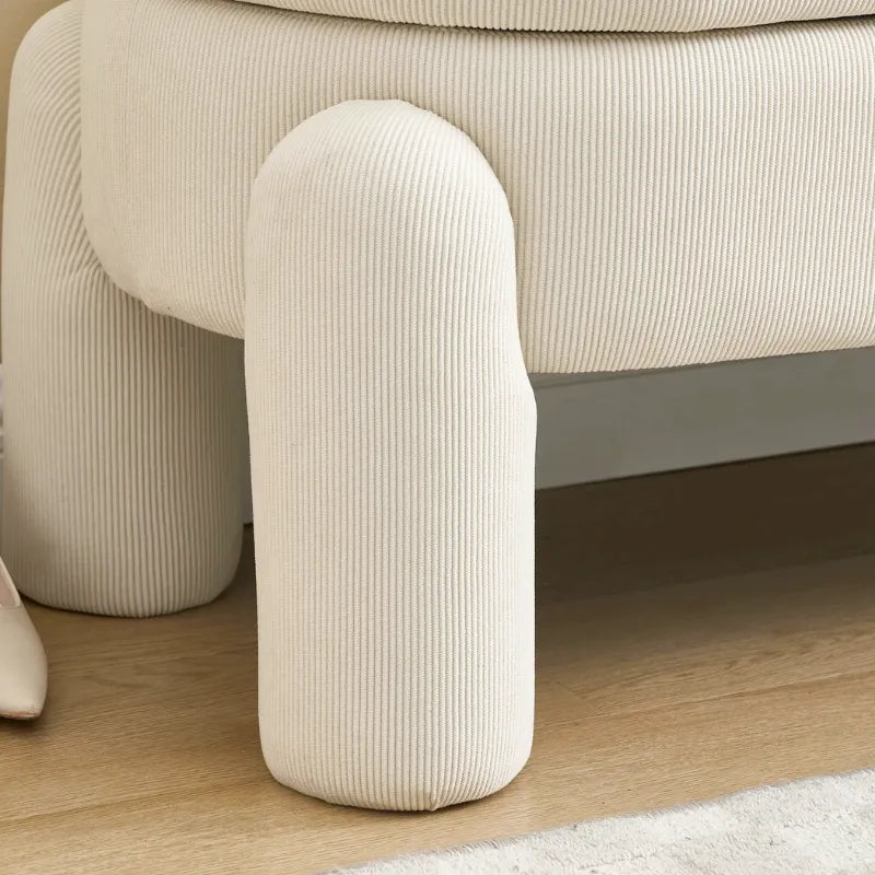 Banc coffre de rangement Ottoman beige de Maison Banc, design moderne et élégant, avec surface rembourrée et espace de stockage intégré.