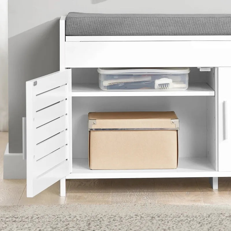 Banc coffre d'entrée minimaliste Maison Banc avec design nordique et rangement à portes, en bois clair moderne.