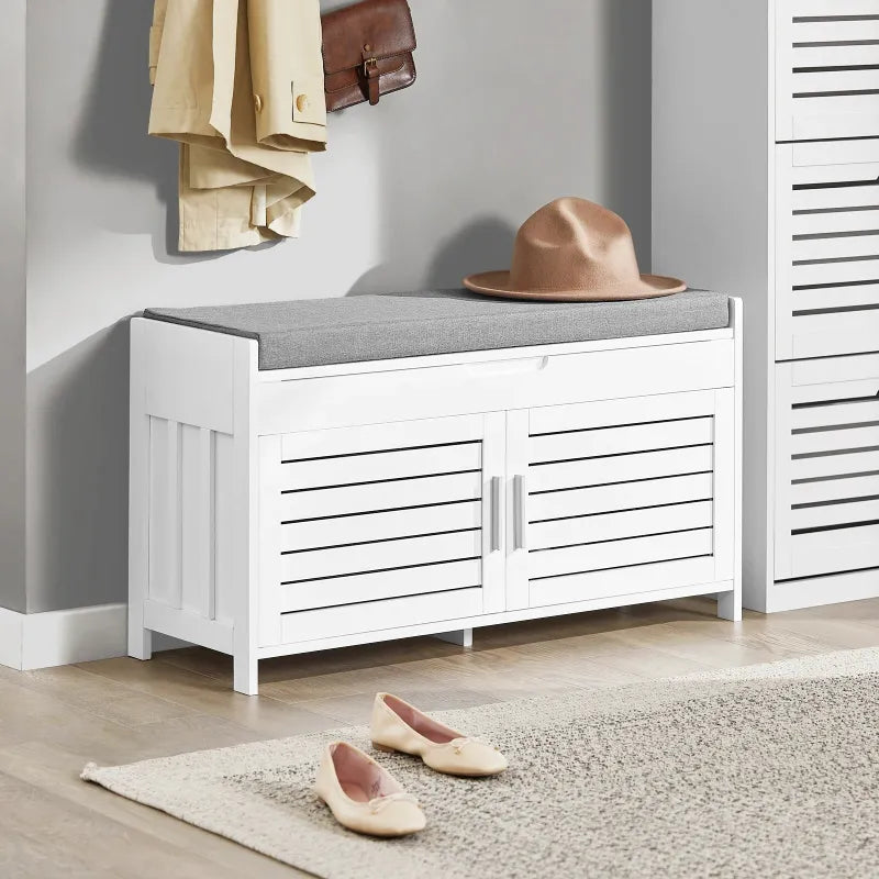 Banc coffre d’entrée minimaliste Maison Banc avec design nordique, rangement à portes, en bois clair et lignes épurées.