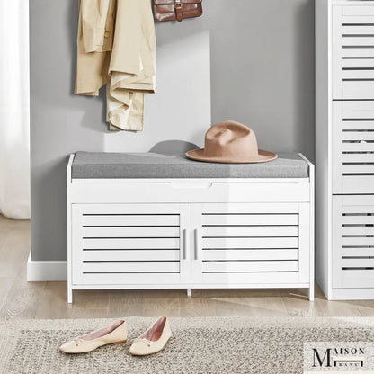 Banc coffre d'entrée minimaliste design nordique avec portes, en bois clair, idéal pour rangement et décoration intérieure.