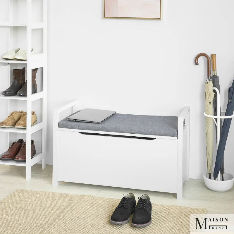 Banc coffre d'entrée Scandinave blanc avec coussin gris et espace de rangement discret, moderne et fonctionnel pour l'entrée.