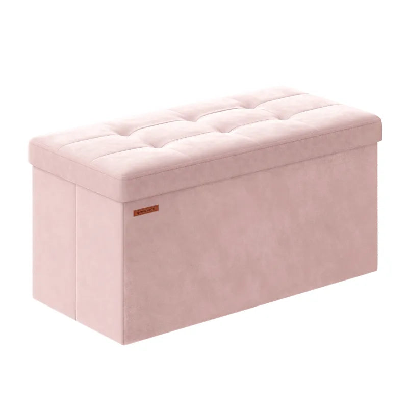 Banc coffre pliable en velours rose de Maison Banc, design décoratif minimaliste pour rangement et décoration intérieure.