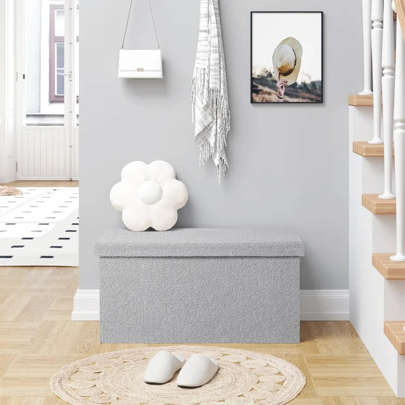 Banc coffre pliable en tissu Teddy, design scandinave, avec espace de rangement de 80L, par Maison Banc.