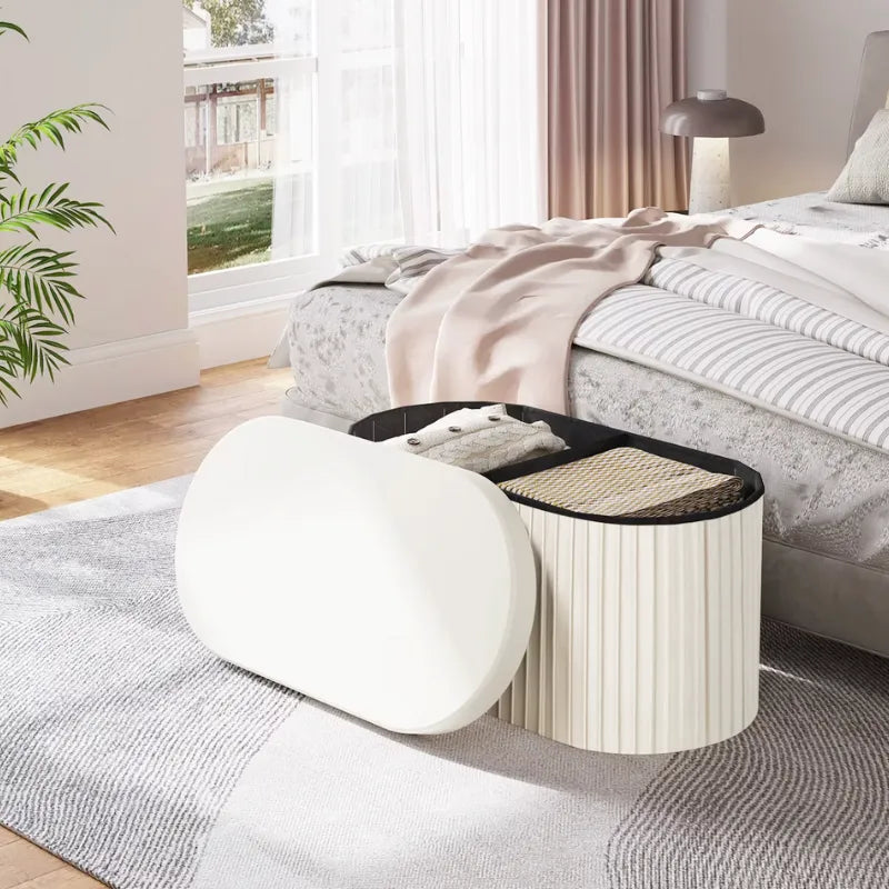 Banc coffre en velours blanc avec rangement pliable, meuble moderne et décoratif pour salon ou chambre, par Maison Banc