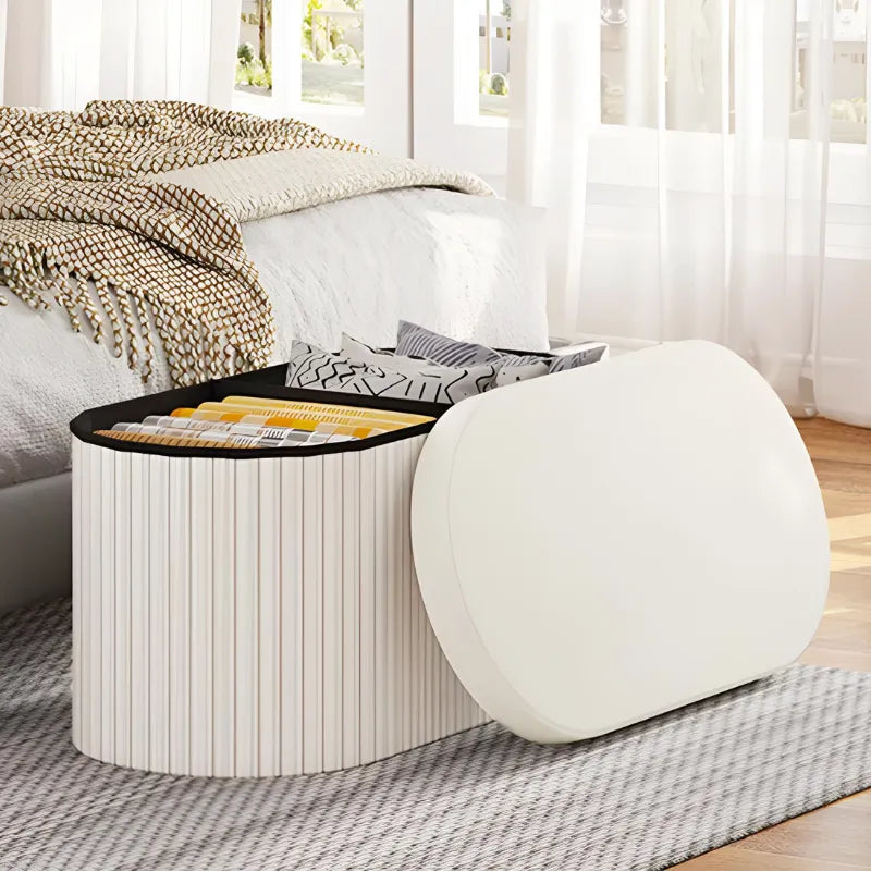 Banc coffre en velours blanc avec rangement pliable, design moderne et décoratif de la marque Maison Banc.