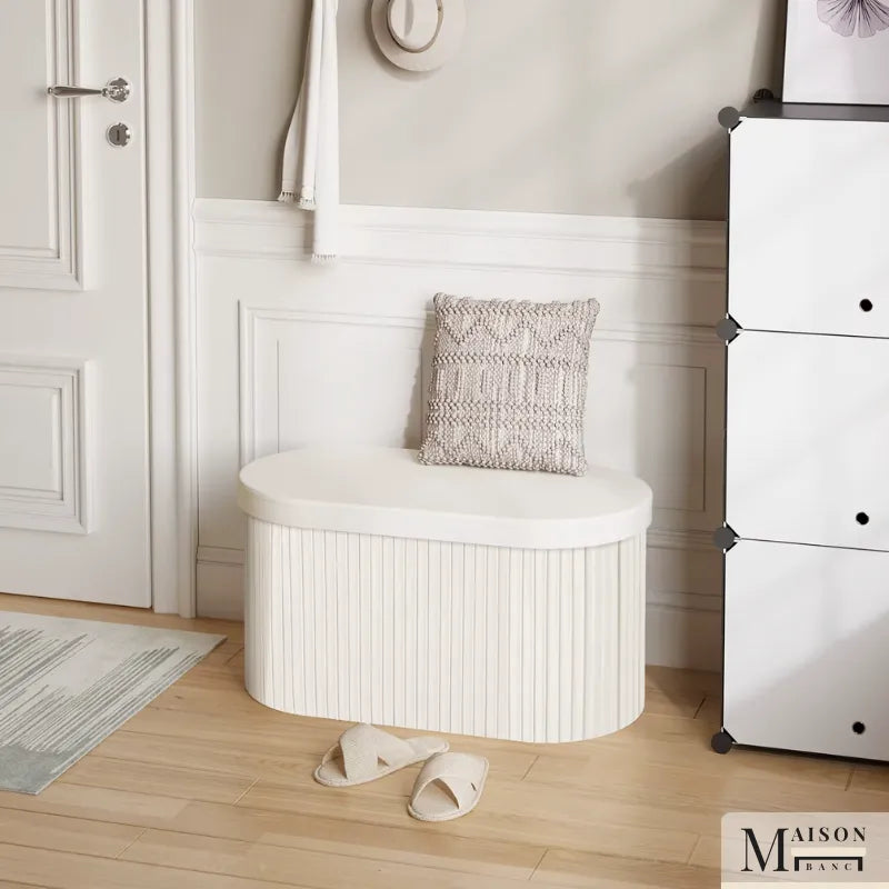 Banc coffre en velours blanc avec rangement pliable, design moderne et décoratif, idéal pour salon ou chambre.