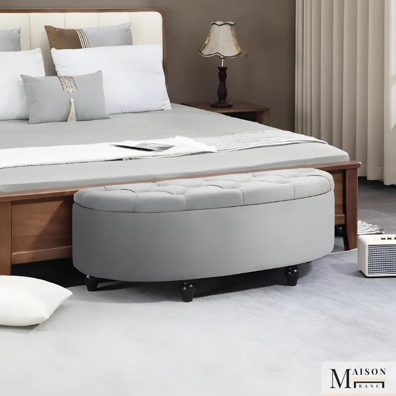 Banc coffre en velours gris de Maison Banc, design chic avec espace de rangement discret dans un intérieur moderne.