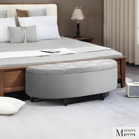 Banc coffre en velours gris de Maison Banc, design chic avec espace de rangement discret dans un intérieur moderne.