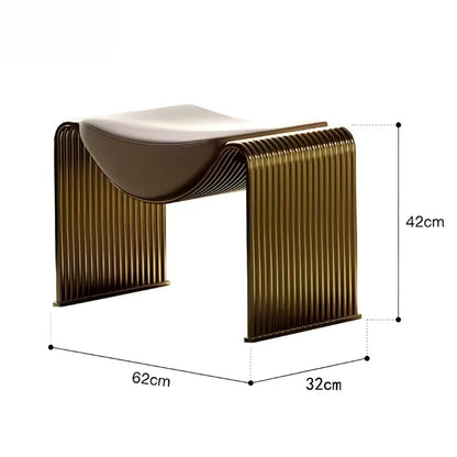 Banc de chambre luxe en métal avec style italien, finition dorée mate, design minimaliste et élégant.